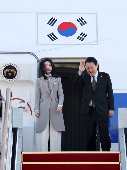 1박2일 일정으로 일본을 방문하는 윤석열 대통령과 김건희 여사가 16일 오전 성남 서울공항에서 공군1호기 탑승에 앞서 환송객들에게 인사하고 있다. 2023.3.16 연합뉴스