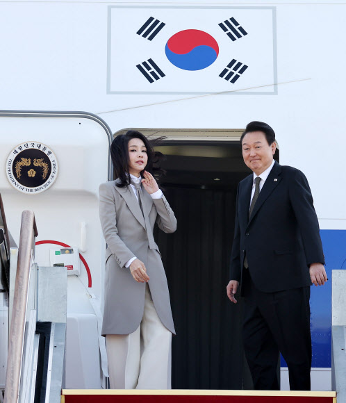 1박2일 일정으로 일본을 방문하는 윤석열 대통령과 김건희 여사가 16일 오전 성남 서울공항에서 공군1호기 탑승에 앞서 환송객들에게 인사하고 있다. 2023.3.16 연합뉴스