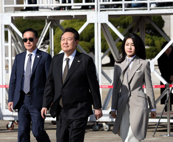 1박2일 일정으로 일본을 방문하는 윤석열 대통령과 김건희 여사가 16일 오전 성남 서울공항에 도착, 공군 1호기로 향하고 있다. 2023.3.16 연합뉴스