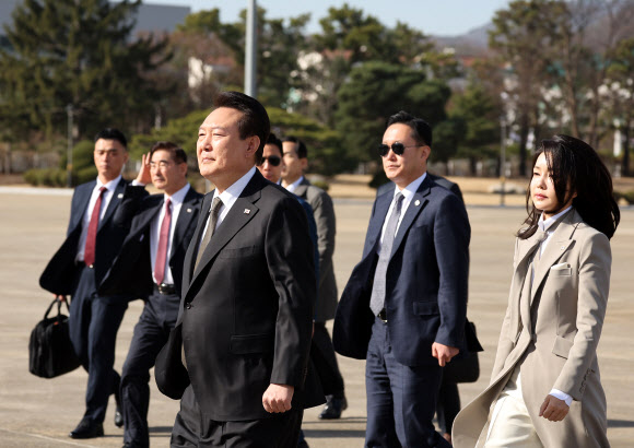 1박2일 일정으로 일본을 방문하는 윤석열 대통령과 김건희 여사가 16일 오전 성남 서울공항에 도착, 공군 1호기로 향하고 있다. 2023.3.16 연합뉴스