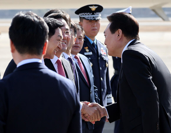 1박2일 일정으로 일본을 방문하는 윤석열 대통령이 16일 오전 성남 서울공항에서 공군1호기 탑승에 앞서 국민의힘 김기현 대표의 환송을 받고 있다. 2023.3.16 연합뉴스