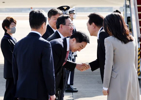 1박2일 일정으로 일본을 방문하는 윤석열 대통령이 16일 오전 성남 서울공항에서 공군1호기 탑승에 앞서 국민의힘 김기현 대표, 주호영 원내대표와 차례로 인사하고 있다. 2023.3.16 연합뉴스