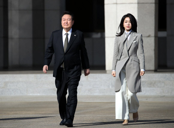 한일정상회담 등 1박2일 일정으로 일본을 방문하는 윤석열 대통령과 부인 김건희 여사가 16일 경기도 성남 서울공항에 도착해 공군 1호기로 향하고 있다. 2023.03.16. 뉴시스