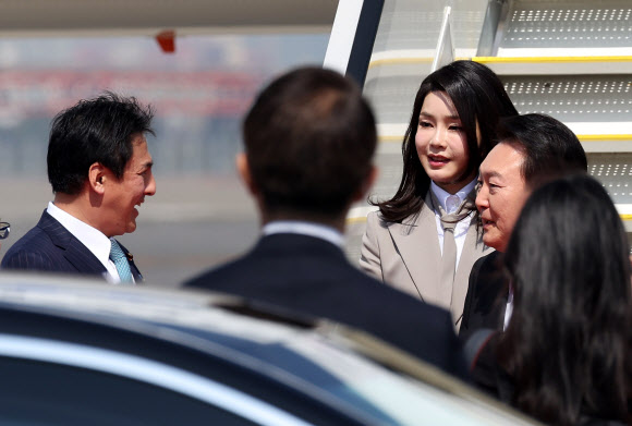 1박2일 일정으로 일본을 방문하는 윤석열 대통령과 김건희 여사가 16일 일본 도쿄 하네다공항에 도착, 환영인사들과 인사하고 있다. 2023.3.16 연합뉴스