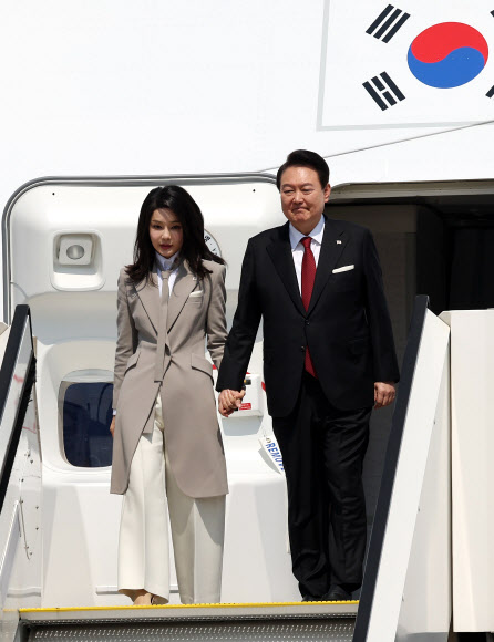 1박2일 일정으로 일본을 방문하는 윤석열 대통령과 김건희 여사가 16일 일본 도쿄 하네다공항에 도착, 공군1호기에서 내리고 있다. 2023.3.16 연합뉴스