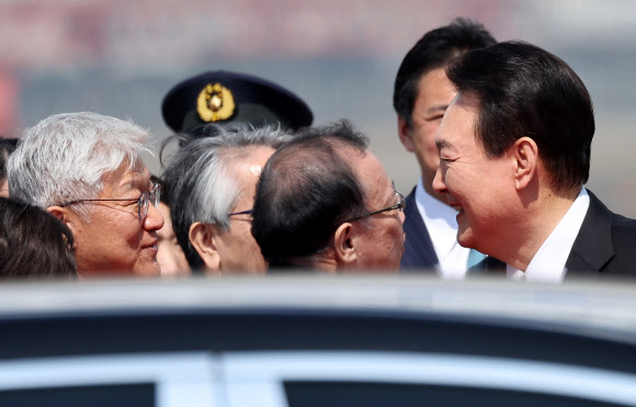 1박2일 일정으로 일본을 방문한 윤석열 대통령이 16일 일본 도쿄 하네다공항에 도착, 영접 인사들과 대화하고 있다. 2023.3.16 연합뉴스