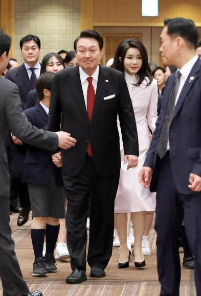 1박 2일간의 일정으로 일본을 방문한 윤석열 대통령과 김건희 여사가 16일 도쿄 한 호텔에서 열린 재일동포 오찬 간담회에 입장하고 있다. 2023.3.16. 연합뉴스