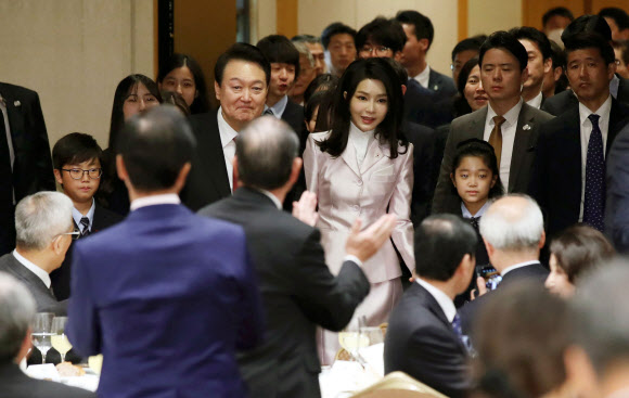 1박 2일간의 일정으로 일본을 방문한 윤석열 대통령과 김건희 여사가 16일 도쿄 한 호텔에서 열린 재일동포 오찬 간담회에 입장하고 있다. 2023.3.16 연합뉴스