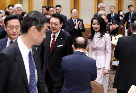 1박 2일간의 일정으로 일본을 방문한 윤석열 대통령과 김건희 여사가 16일 도쿄 한 호텔에서 열린 재일동포 오찬 간담회에 입장하고 있다. 2023.3.16 연합뉴스