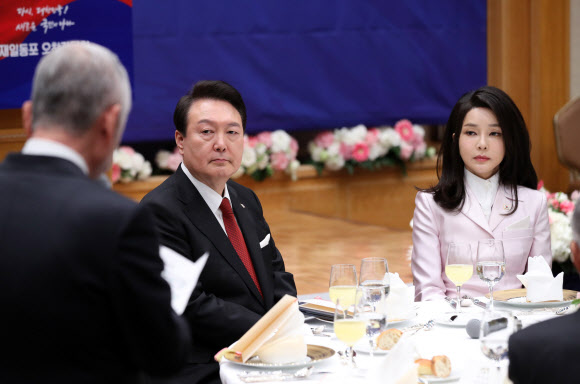 1박 2일간의 일정으로 일본을 방문한 윤석열 대통령과 김건희 여사가 16일 도쿄 한 호텔에서 열린 재일동포 오찬 간담회에서 여건이 재일대한민국민단(민단) 단장의 환영사를 듣고 있다. 2023.3.16 연합뉴스