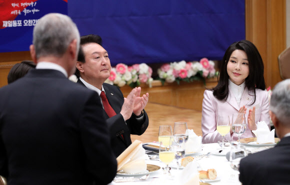 1박 2일간의 일정으로 일본을 방문한 윤석열 대통령과 김건희 여사가 16일 도쿄 한 호텔에서 열린 재일동포 오찬 간담회에서 여건이 재일대한민국민단(민단) 단장의 환영사를 듣고 박수치고 있다. 2023.3.16 연합뉴스