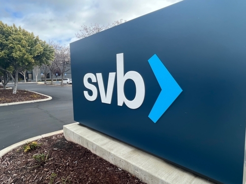 11일(현지시간) 미국 캘리포니아주 샌타클래라에 위치한 실리콘밸리은행(SVB) 본사에 있는 로고. 연합뉴스