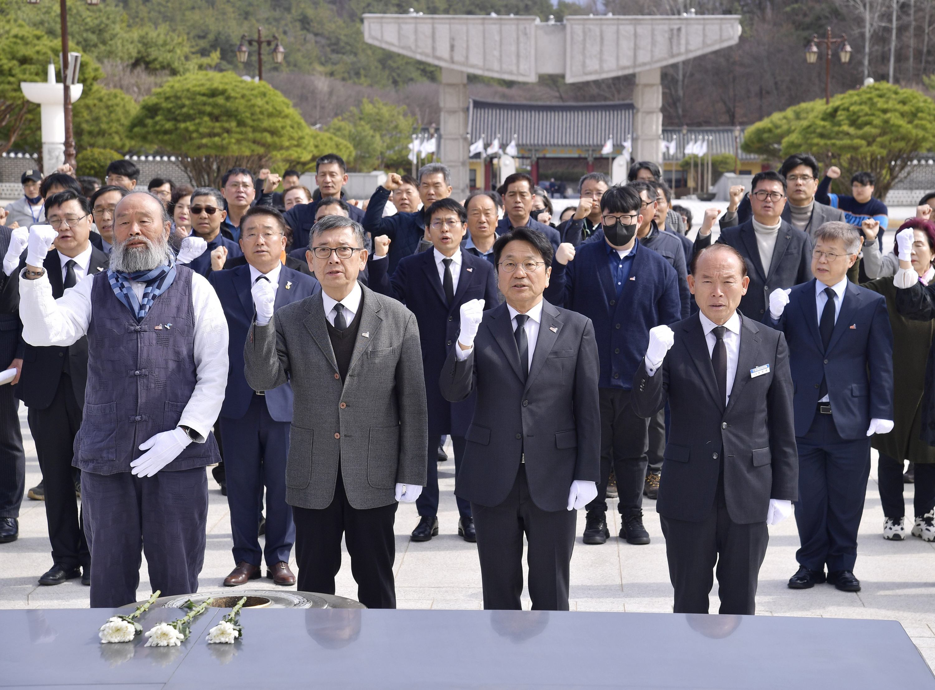 강기정 광주시장이 16일 오후 북구 운정동 국립5·18민주묘지 민주의 문 앞에서 열린 ‘제43주년 5·18민중항쟁기념행사위원회 출범식’에 참석, 행사위원들과 참배한 뒤 ‘임을 위한 행진곡’을 부르고 있다. 광주시 제공