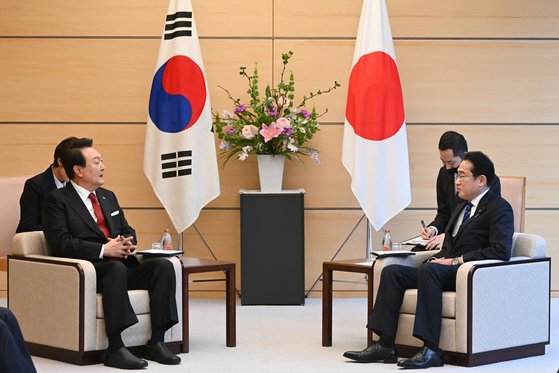 윤석열 대통령이 16일 일본 도쿄 총리 관저에서 기시다 후미오 일본 총리와 한일 정상 소인수회담을 하고 있다. 연합뉴스