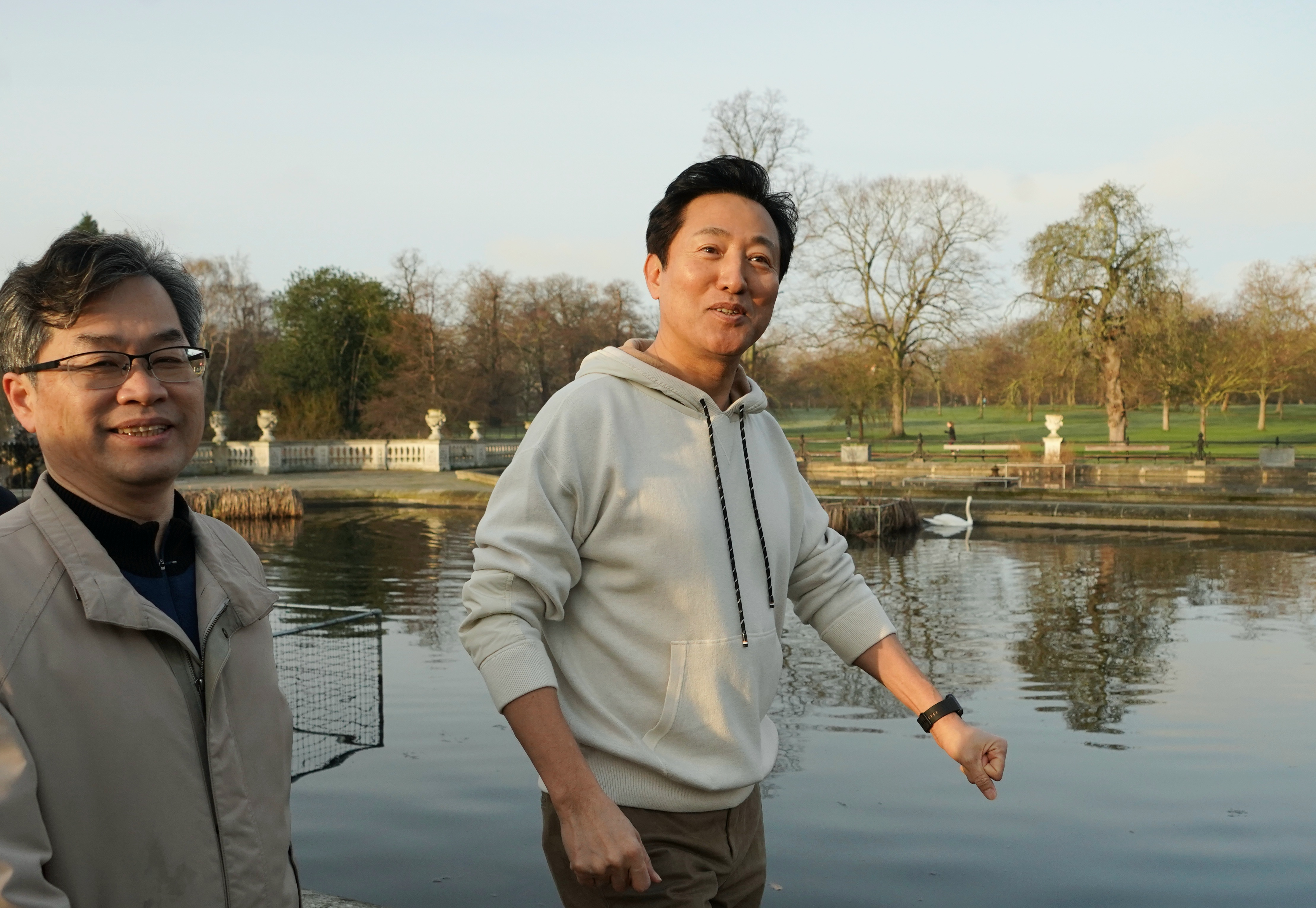 오세훈(오른쪽) 서울시장이 박형수 서울연구원장과 함께 15일(현지시간) 오전 런던 하이드 파크를 둘러보고 있다. 서울시 제공