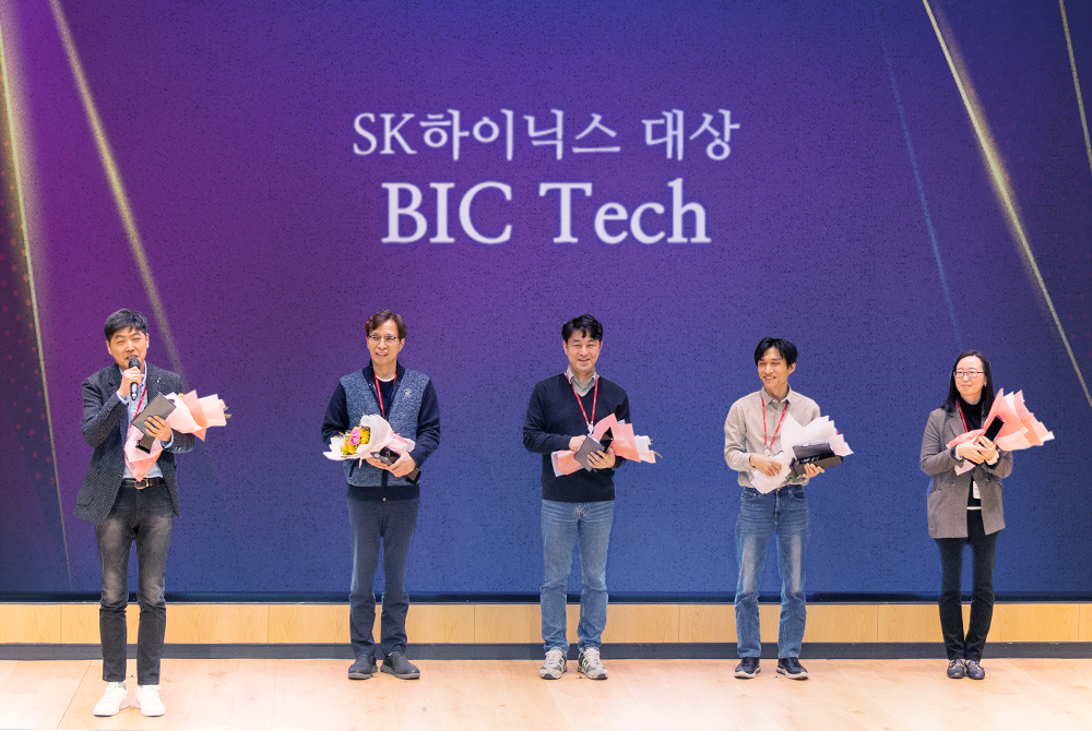 BIC Tech 분야 수상자들(DRAM개발)이 수상 소감을 말하고 있는 모습. SK하이닉스 제공