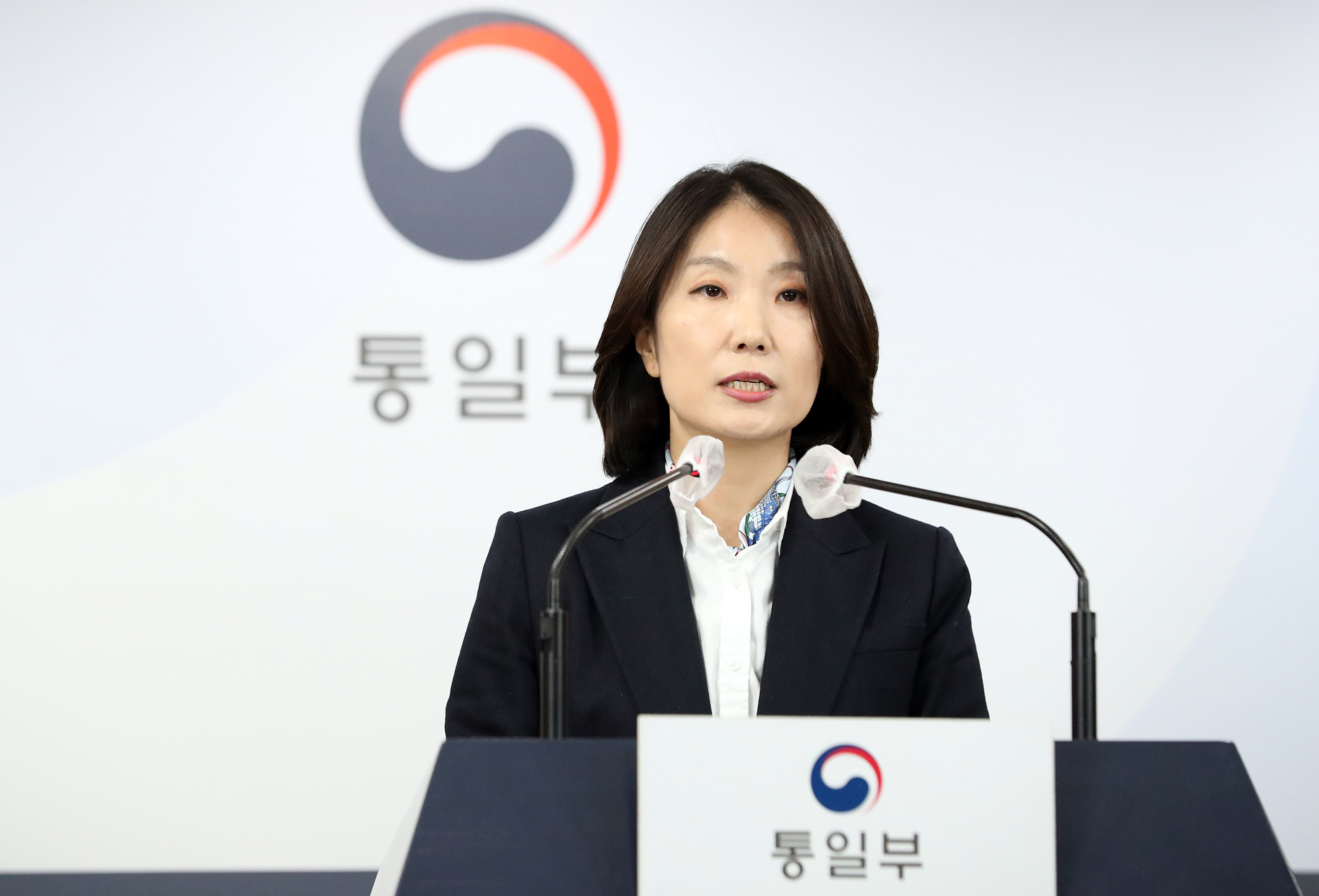 이효정 통일부 부대변인이 17일 정부서울청사에서 열린 정례브리핑에서 북한의 화성-17형 발사 훈련 관련 질문에 답변을 하고 있다. 뉴스1