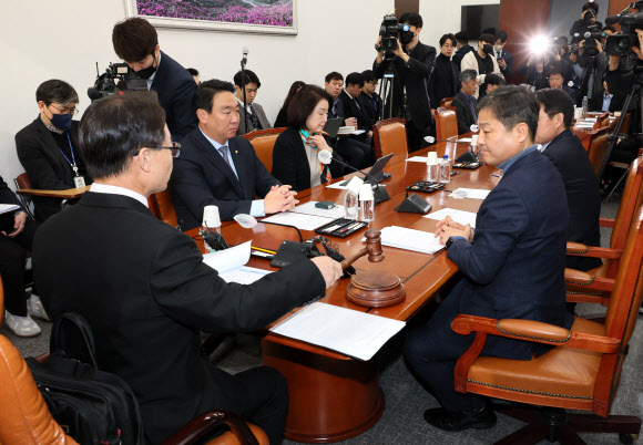 17일 오전 국회에서 열린 정치개혁특별위원회 정치관계법개선소위원회에서 조해진 위원장이 의사봉을 두드리고 있다. 2023.3.17 연합뉴스