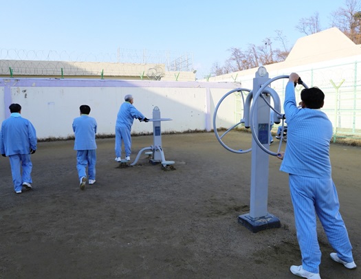 서울구치소에 수감된 재소자들이 운동장에서 운동하고 있다.