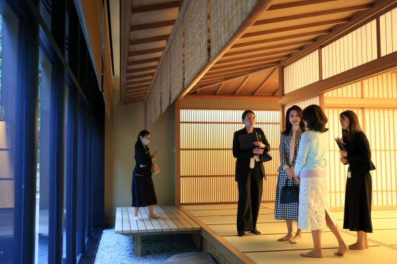 김건희 여사가 지난 16일 일본 총리 공저를 방문, 기시다 후미오 일본 총리 부인 기시다 유코 여사의 안내를 받고 있다. 2023.3.17 연합뉴스