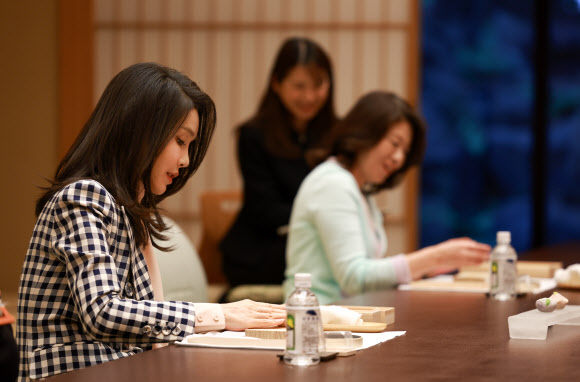 윤석열 대통령과 1박2일간의 일정으로 일본을 방문한 김건희 여사가 지난 16일 총리 공저에서 기시다 후미오 일본 총리 부인 기시다 유코 여사와  화과자 만들기 체험을 하고 있다. 2023.3.17 연합뉴스
