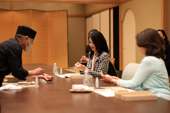윤석열 대통령과 1박2일간의 일정으로 일본을 방문한 김건희 여사가 지난 16일 총리 공저에서 기시다 후미오 일본 총리 부인 기시다 유코 여사와  화과자 만들기 체험을 하고 있다. 2023.3.17 연합뉴스