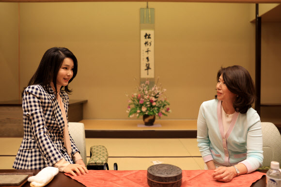 윤석열 대통령과 1박 2일간의 일정으로 일본을 방문한 김건희 여사가 지난 16일 총리 공저에서 기시다 후미오 일본 총리 부인 기시다 유코 여사와 친교의 시간을 갖고 있다. 2023.3.17 연합뉴스