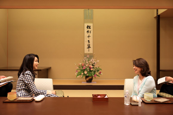 윤석열 대통령과 1박 2일간의 일정으로 일본을 방문한 김건희 여사가 지난 16일 총리 공저에서 기시다 후미오 일본 총리 부인 기시다 유코 여사와 친교의 시간을 갖고 있다. 2023.3.17 연합뉴스