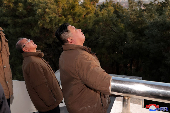 김정은 북한 국무위원장이 전날 대륙간탄도미사일(ICBM) ‘화성-17형’ 발사훈련을 현지지도했다고 조선중앙통신이 17일 밝혔다. 중앙통신은 “미국과 남조선 괴뢰역도들의 도발적이며 침략적인 대규모 전쟁연습소동으로 하여 조선반도 지역에 가장 불안정한 안전 환경이 조성되고 있는 엄중한 형세 하에서 조선로동당 중앙군사위원회는 3월 16일 대륙간탄도미싸일 ‘화성포-17’형 발사 훈련을 단행하도록 하였다”고 보도했다. 통신은 “평양국제비행장에서 발사된 대륙간탄도미싸일 ‘화성포-17’형은 최대 정점고도 6,045㎞까지 상승하며 거리 1,000.2㎞를 4,151s(초)간 비행하여 조선동해 공해상 목표수역에 탄착되였다”고 밝혔다. 2023.3.17. 평양 조선중앙통신 연합뉴스
