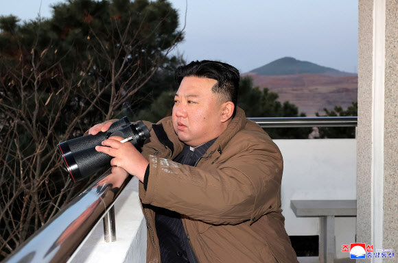 김정은 북한 국무위원장이 전날 대륙간탄도미사일(ICBM) ‘화성-17형’ 발사훈련을 현지지도했다고 조선중앙통신이 17일 밝혔다. 중앙통신은 “미국과 남조선 괴뢰역도들의 도발적이며 침략적인 대규모 전쟁연습소동으로 하여 조선반도 지역에 가장 불안정한 안전 환경이 조성되고 있는 엄중한 형세 하에서 조선로동당 중앙군사위원회는 3월 16일 대륙간탄도미싸일 ‘화성포-17’형 발사 훈련을 단행하도록 하였다”고 보도했다. 통신은 “평양국제비행장에서 발사된 대륙간탄도미싸일 ‘화성포-17’형은 최대 정점고도 6,045㎞까지 상승하며 거리 1,000.2㎞를 4,151s(초)간 비행하여 조선동해 공해상 목표수역에 탄착되였다”고 밝혔다. 2023.3.17. 평양 조선중앙통신 연합뉴스