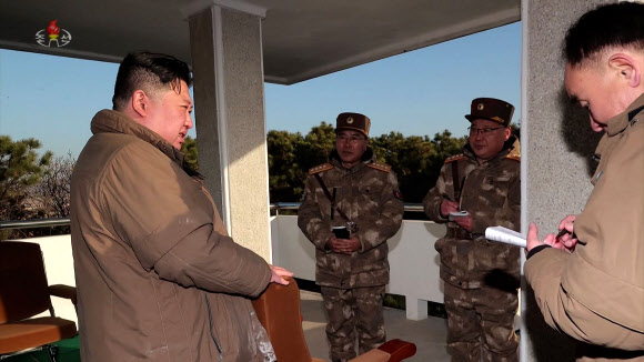 북한 조선중앙TV는 지난 16일 평양 국제공항에서 노동당 중앙군사위원회가 실시한 대륙간탄도미사일(ICBM) 화성포-17형 발사 영상을 17일 공개했다. 2023.3.17. 조선중앙TV 화면 연합뉴스