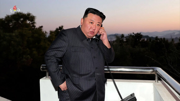 북한 김정은 국무위원장이 참관한 가운데 지난 16일 평양 국제공항에서 노동당 중앙군사위원회가 실시한 대륙간탄도미사일 화성포-17형 발사 영상을 조선중앙TV가 17일 공개했다. 김 위원장이 전화로 화성-17형 발사 승인을 하고 있다. 2023.3.17. 조선중앙TV 화면 연합뉴스