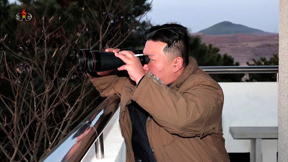 북한 김정은 국무위원장이 참관한 가운데 지난 16일 평양 국제공항에서 노동당 중앙군사위원회가 실시한 대륙간탄도미사일 화성포-17형 발사 영상을 조선중앙TV가 17일 공개했다. 김 위원장이 쌍안경으로 화성-17형 발사 장면을 지켜보고 있다. 2023.3.17. 조선중앙TV 화면 연합뉴스