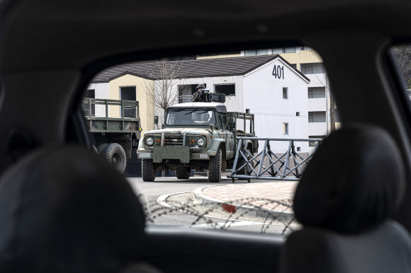 한미연합연습 ‘자유의 방패’(프리덤실드·FS)가 실시 중인 17일 경기도 파주시에서 실시된 제병협동 도시지역작전 방어훈련에서 육군 9사단 장병이 조준하고 있다. 2023.3.17 연합뉴스