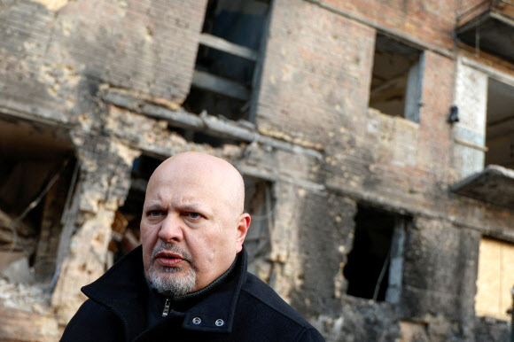 카림 칸 국제형사재판소(ICC) 검사가 지난달 28일(현지시간) 우크라이나 키이우 외곽 비쇼로드 마을을 방문해 러시아군의 미사일 타격으로 손상된 주택을 둘러보고 있다. 2023.2.28 로이터 연합뉴스