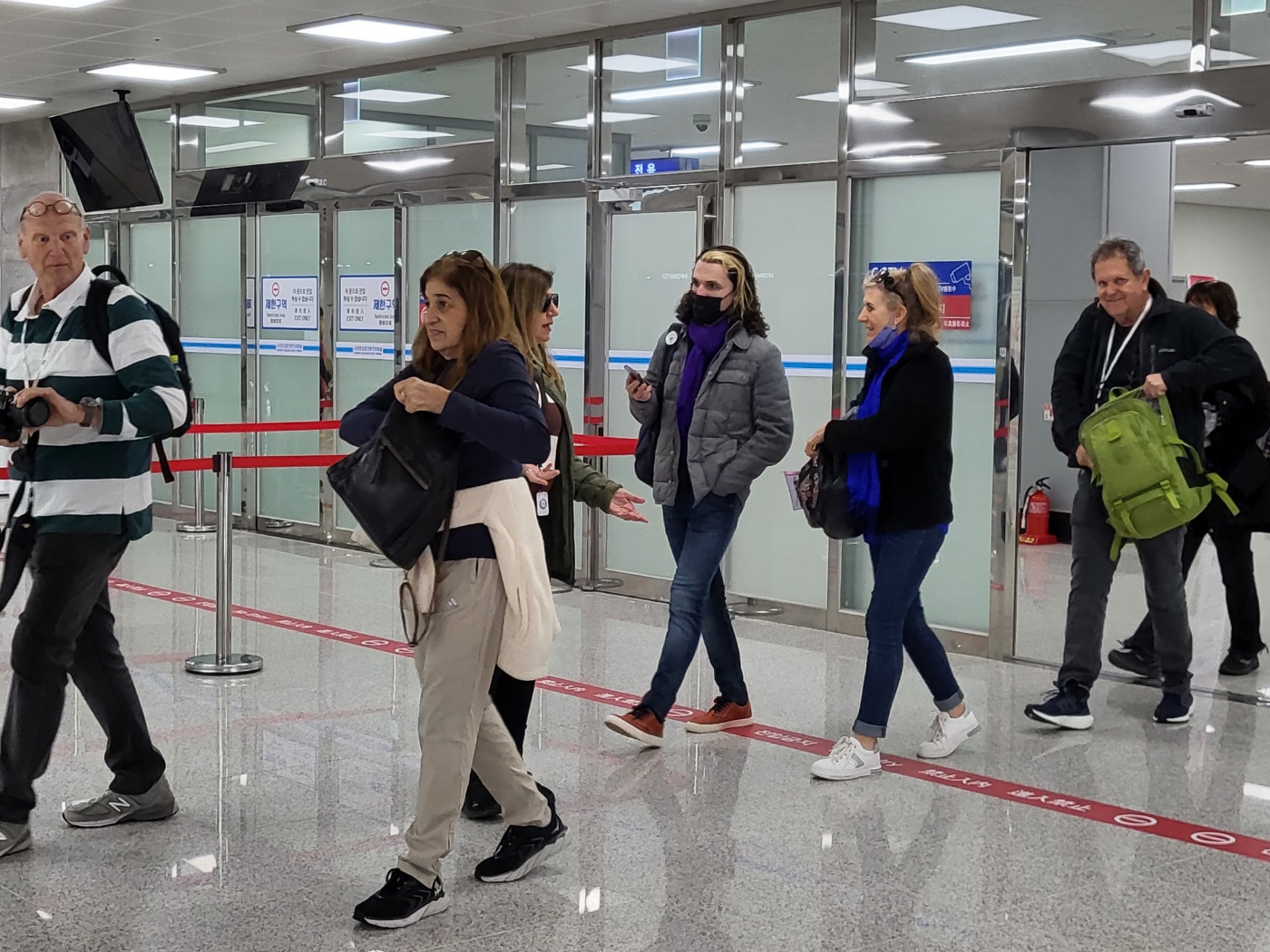 19일 오전 다이아몬드 프린세스호에서 내린 외국인 승객들이 투어를 하기 위해 강정항 출국장을 빠져나오고 있다. 제주 강동삼 기자