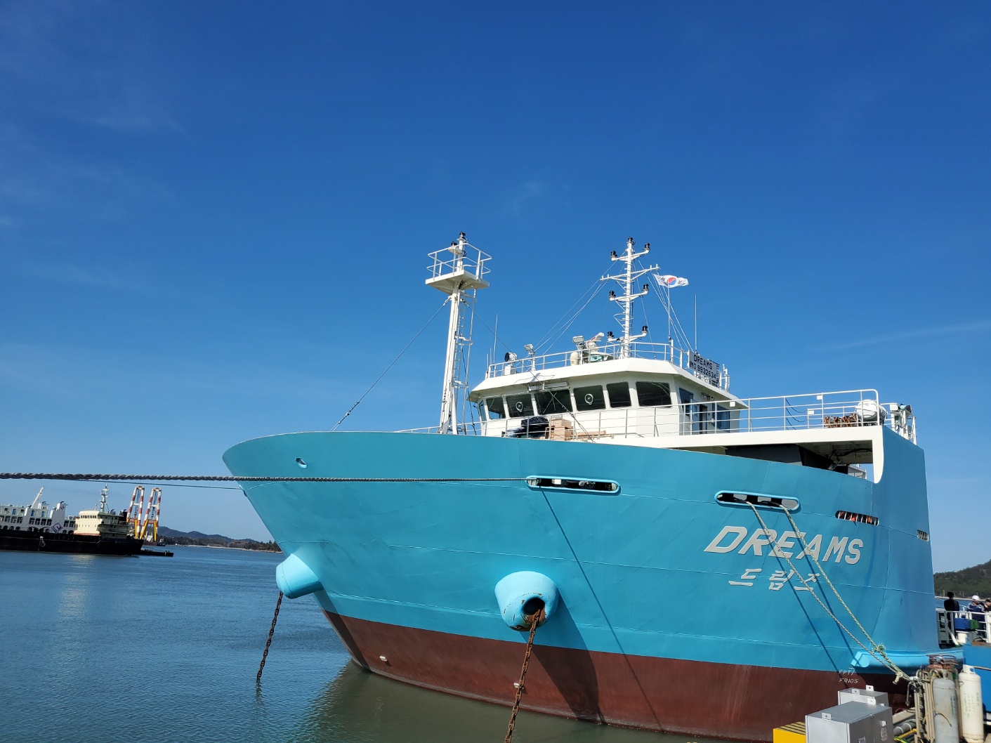 우리나라가 세계 최초로 개발한 해수담수화 선박인 ‘드림즈호’가 전남 목포 삽진부두에 정박해 있는 모습.