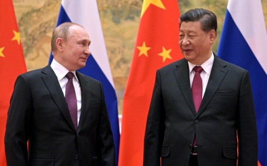 지난해 2월 베이징동계올림픽 개막식을 계기로 시진핑(오른쪽) 중국 국가주석과 블라디미르 푸틴 러시아 대통령이 정상회담을 갖고자 포즈를 취하고 있다. 서울신문 DB