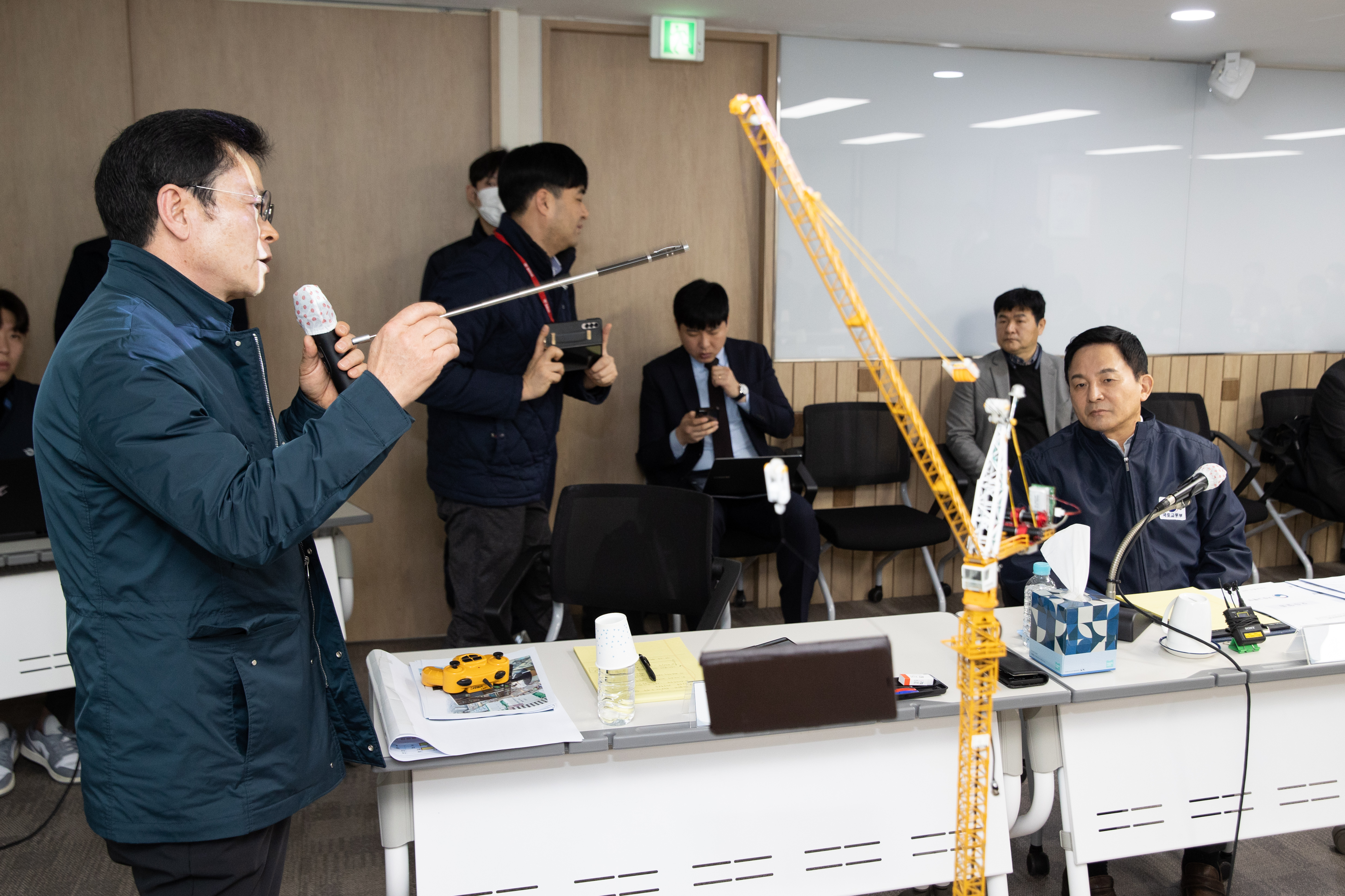 원희룡 국토교통부 장관이 19일 서울 서초구 대한건설기계안전관리원에서 인천 계양구 타워크레인 충돌 사고 관련 중간조사 결과 브리핑을 듣고 있다. 2023.03.19. (사진=국토부 제공)