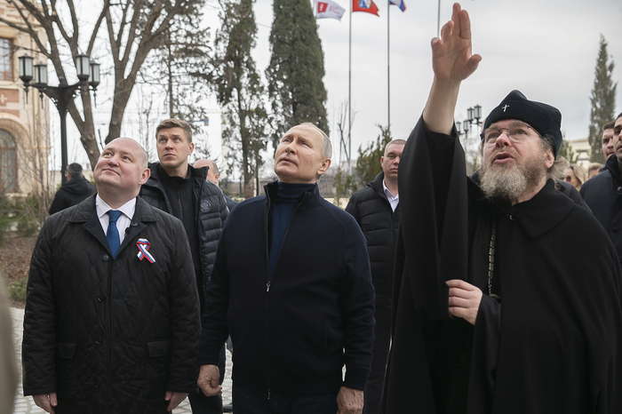 블라디미르 푸틴(왼쪽 두번째) 러시아 대통령이 18일 2014년 강제 병합한 크림반도 세바스토폴시를 깜짝 방문했다.  세바스트폴 AP 연합뉴스