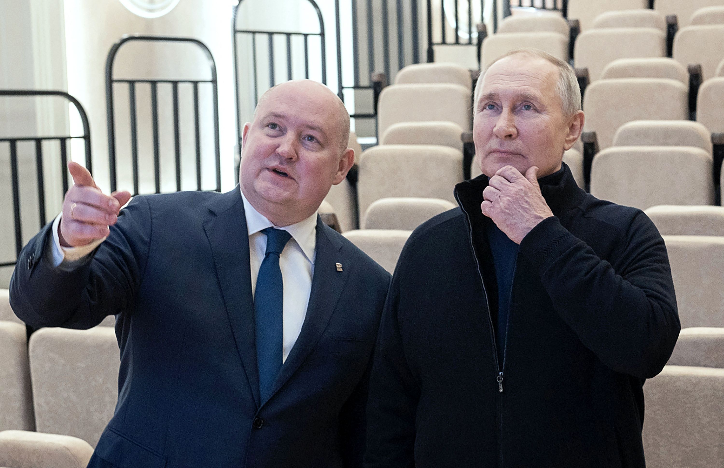 블라디미르 푸틴(오른쪽) 러시아 대통령이 18일(현지시간) 9년 전 병합을 선언한 크림반도의 세바스토폴시를 방문해 미하일 라즈보자예프 시장으로부터 어린이 아트센터에 대한 설명을 듣고 있다. 세바스토폴 AFP 연합뉴스