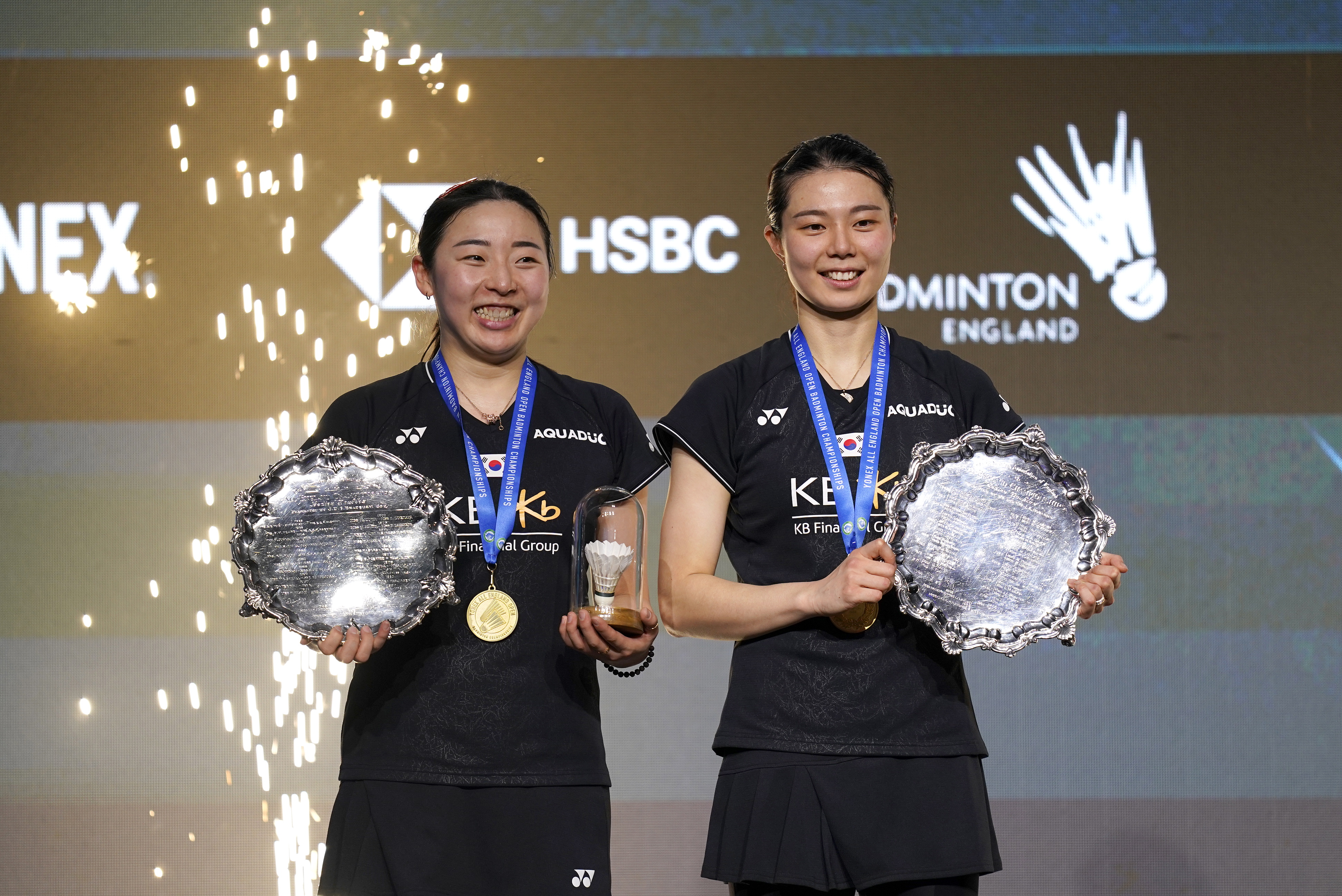 김소영-공희용 조가 이소희-백하나 조를 2-0(21-5 21-12)으로 물리치고 우승을 차지한 뒤 금메달을 목에 걸고 기념촬영을 하고 있다. 버밍엄 EPA 연합뉴스