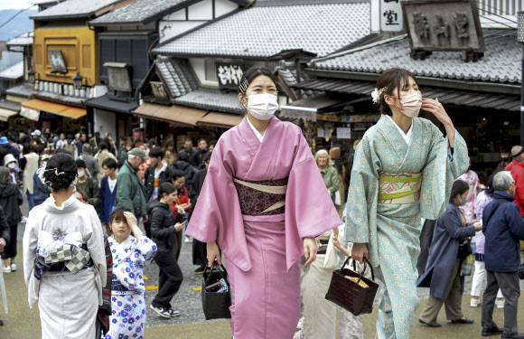 일본 정부가 최근 코로나19 발발 이후 3년 만에 마스크 착용 의무를 해제한 가운데 교토 관광지의 거리를 방문객들이 걷고 있다. 2023.3.13 교도 AP 연합뉴스