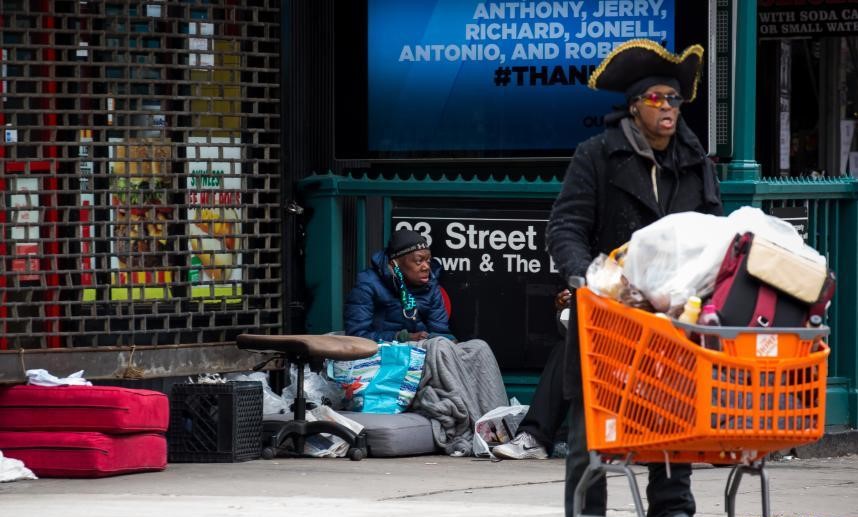 미국 뉴욕의 한 지하철역의 노숙자들. 신화망 캡처