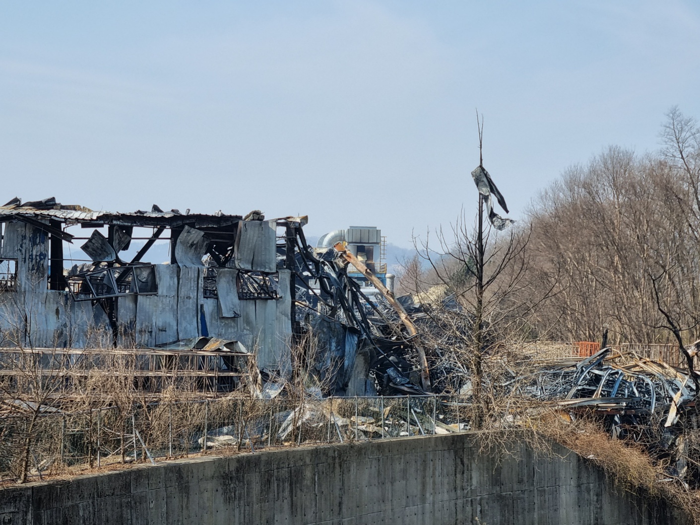 대형 화재로 처참하게 무너져 내린 한국타이어 대전공장.