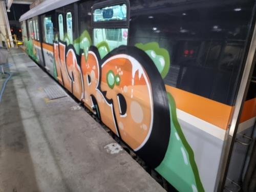 지난해 9월 미국인 A(27)씨가 인천지하철 2호선 전동차에 그린 그라피티가 발견됐다. 그는 가로 2m 세로 1m 크기로 ‘WORD’라는 알파벳 글자 그라피티를 그렸다. 인천교통공사 제공