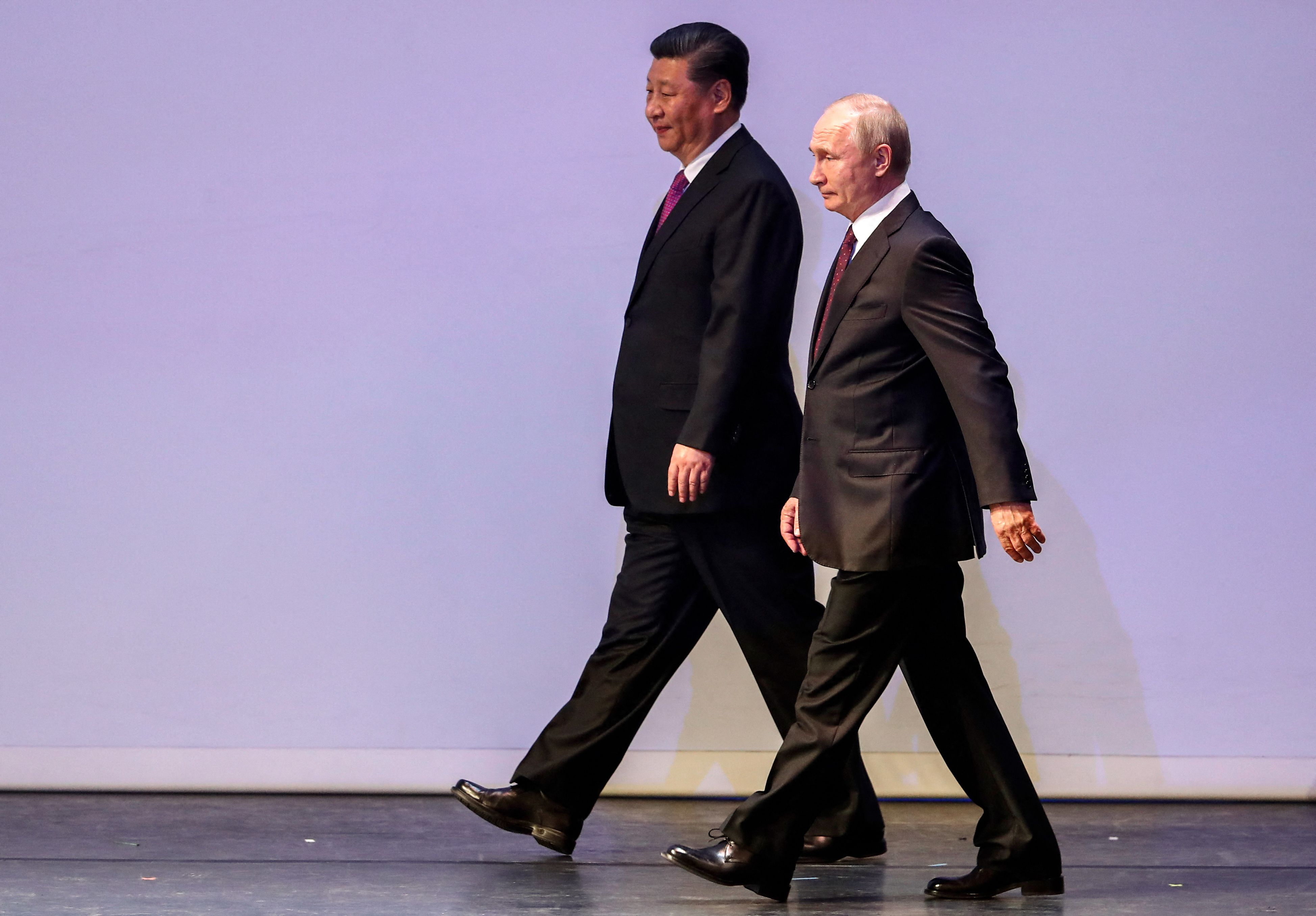 시진핑(왼쪽) 중국 국가주석과 블라디미르 푸틴 러시아 대통령이 2019년 6월 5일 양국 수교 70주년 행사가 열리는 러시아 모스크바 볼쇼이극장 무대 위를 나란히 걷고 있다. 시 주석은 20일 2박 3일 일정으로 러시아 국빈방문에 나섰다. 모스크바 AFP 연합뉴스