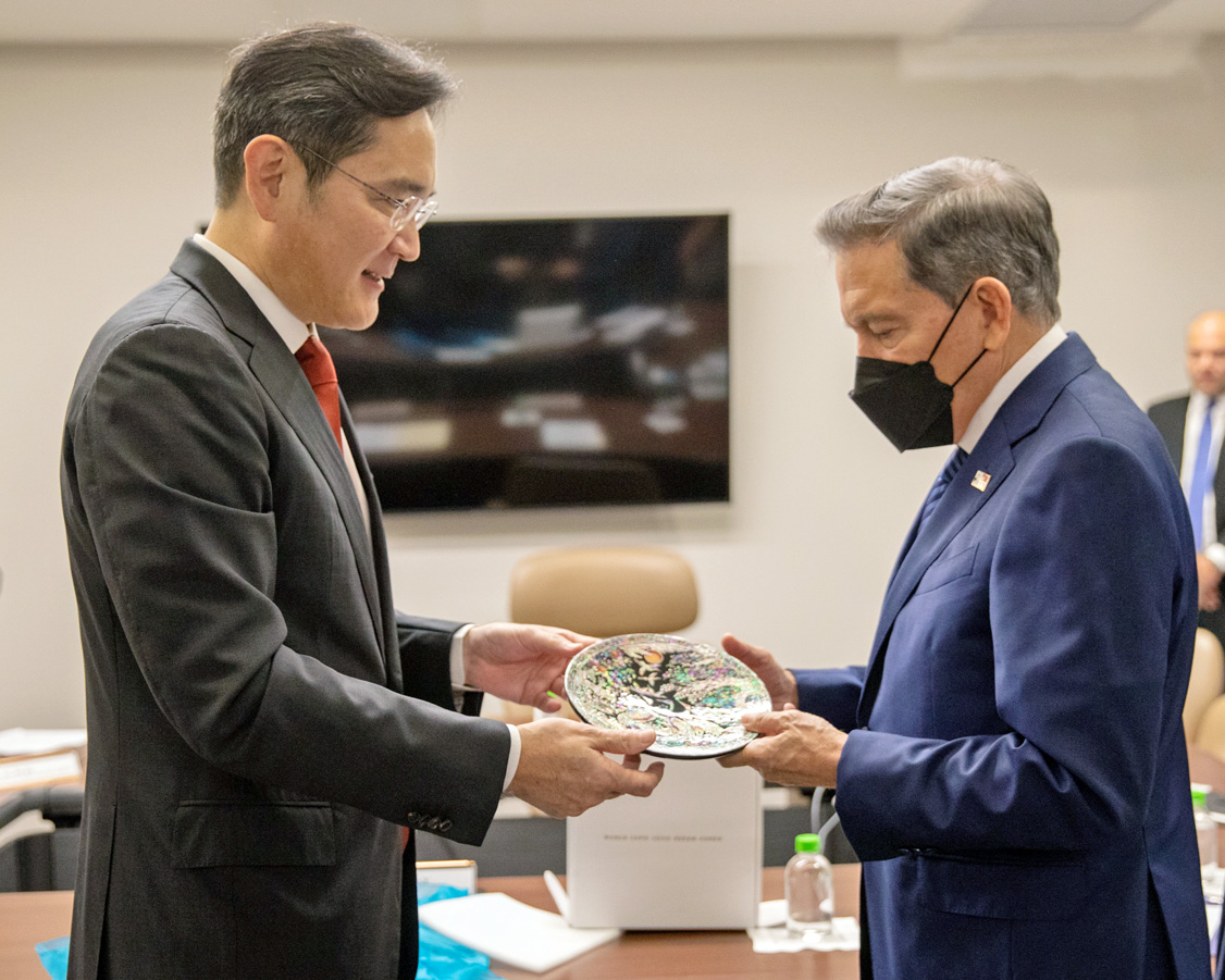 이재용(왼쪽) 삼성전자 부회장이 지난해 9월 13일 파나마 대통령궁에서 라우렌티노 코르티소 파나마 대통령에게 박람회 개최 지원을 요청하며 기념품을 전달하고 있다. 삼성전자 제공