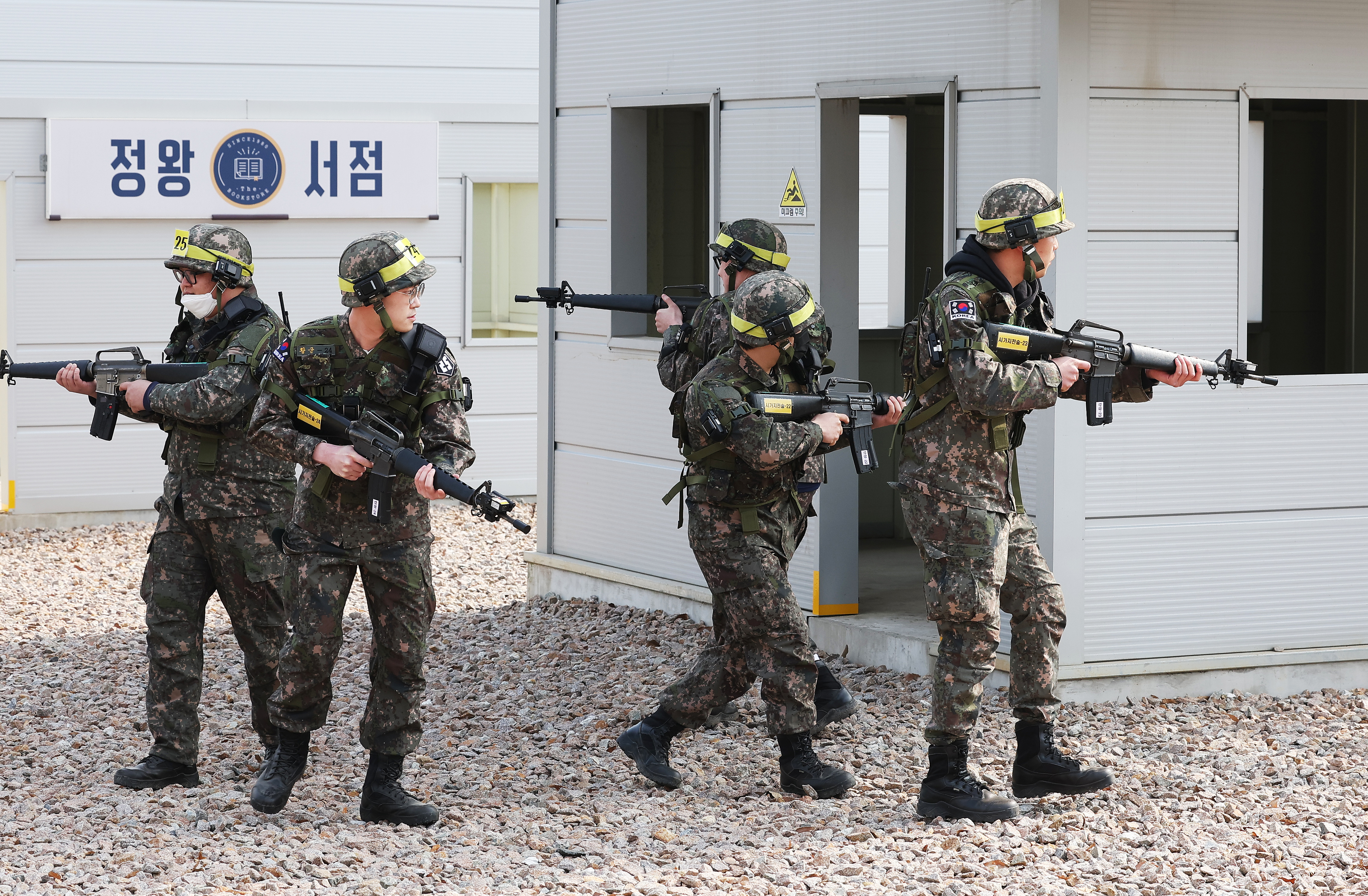 지난달 7일 오전 경기도 안산시 육군 제51사단 상록과학화예비군훈련장에서 예비군들이 시가지 전술훈련을 하고 있다.  연합뉴스