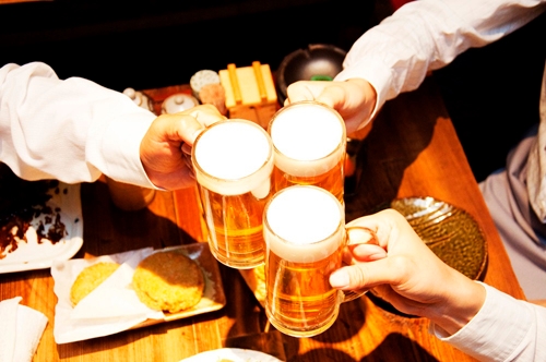하루 1~2잔의 음주가 건강에 큰 위해를 일으키지 않는다고 오해하는 이들이 많지만 암 전문가들은 소량의 음주도 암 발병 위험을 높일 수 있다고 경고한다. 서울신문 DB
